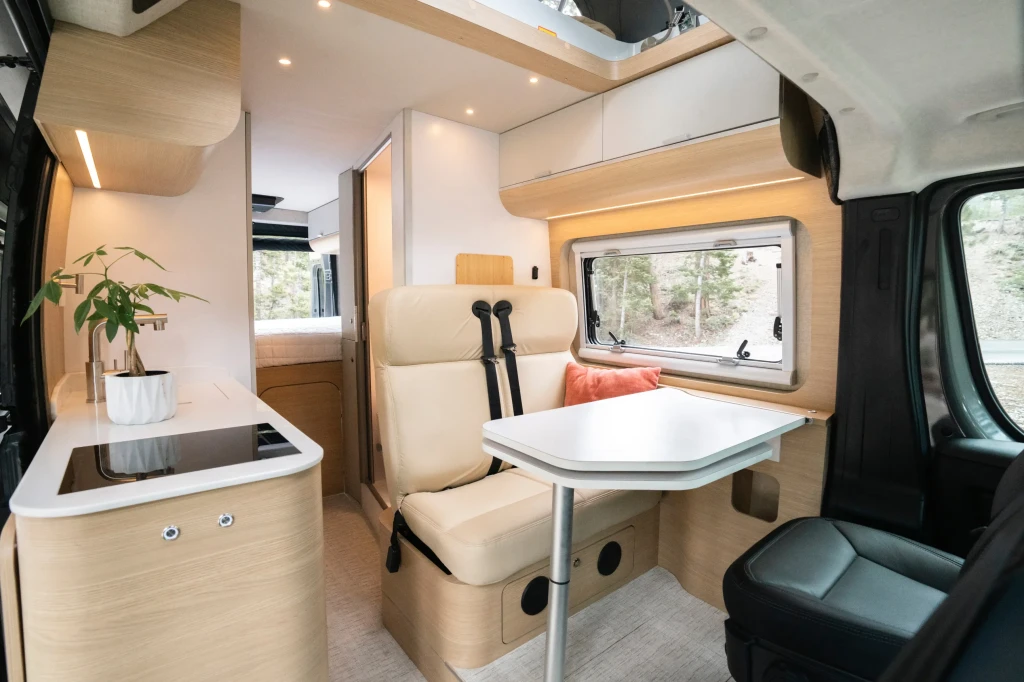 Wander Pop Seating Area with Table and Shoulder Belts